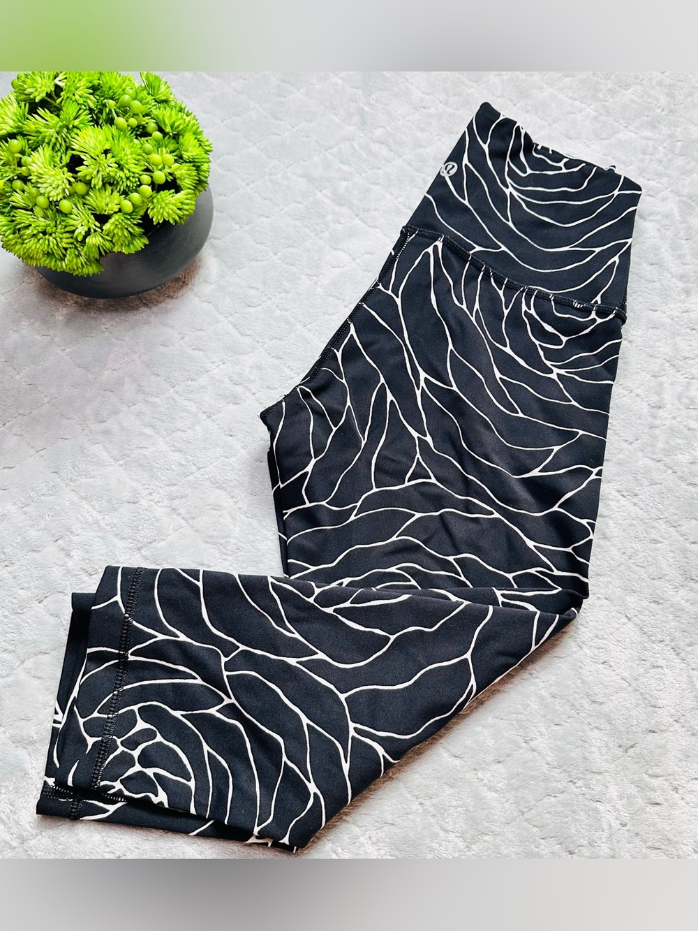 Lululemon Black White Rose Floral Print High Rise Cropped Yoga Leggings
